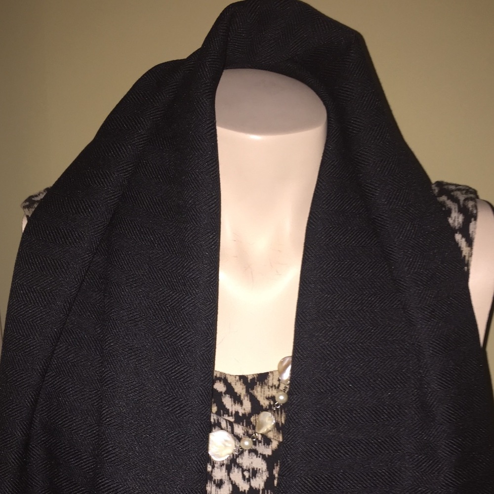 NEW WITHOUT TAG BLACK WRAP/ SCARF🌹 - Picture 3 of 13